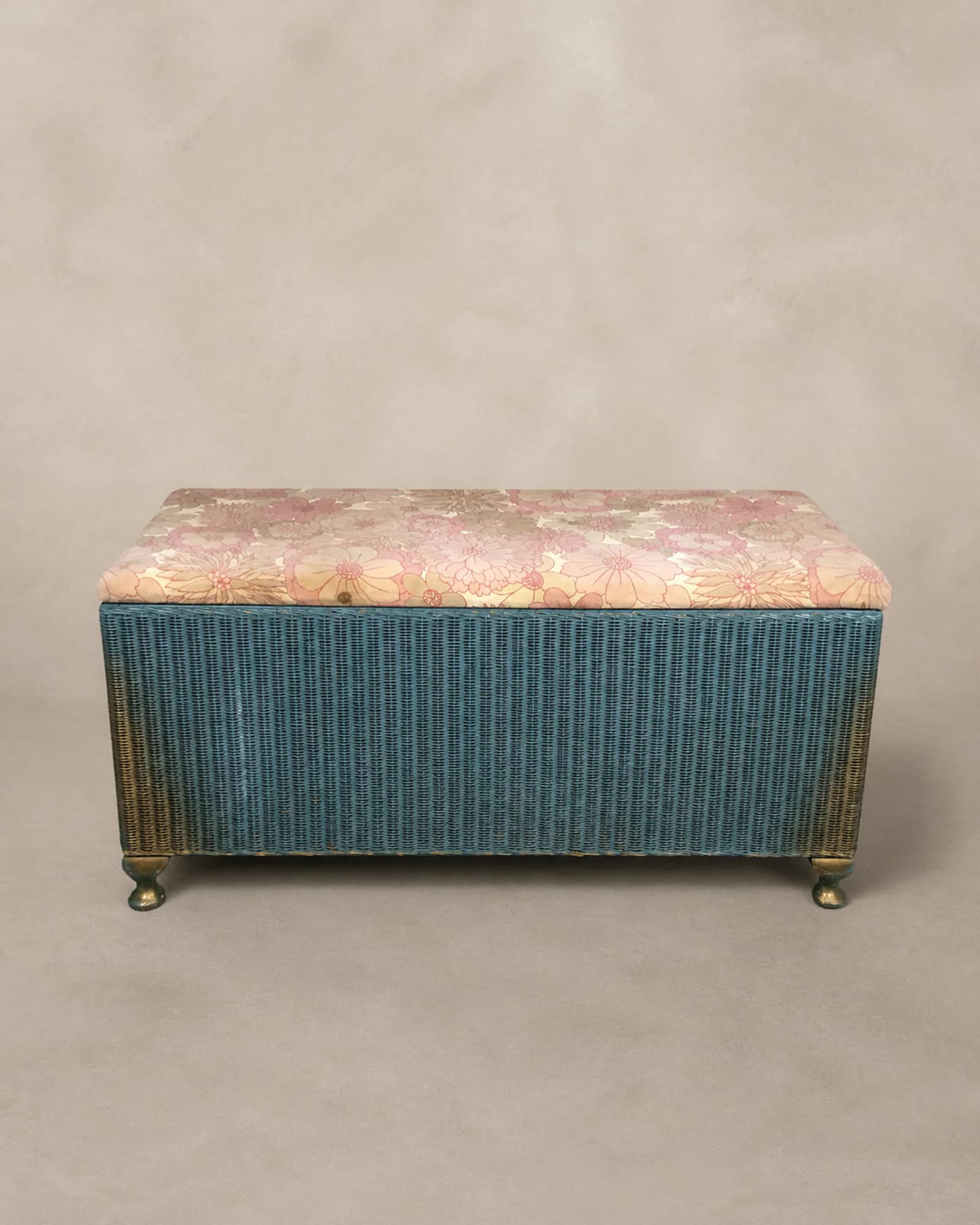 Lloyd Loom hocker in blauw, volledig aanzicht