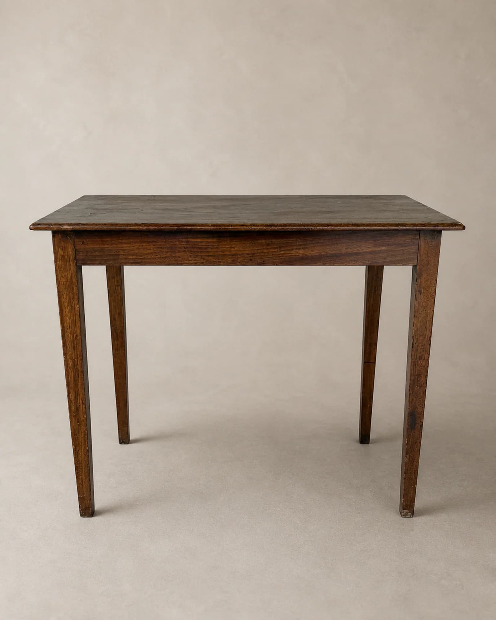 Eenvoudige landelijke zijtafel, volledig aanzicht